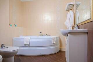 Гостиница Армавир Армавир Улучшенный номер с кроватью размера «king-size»-4